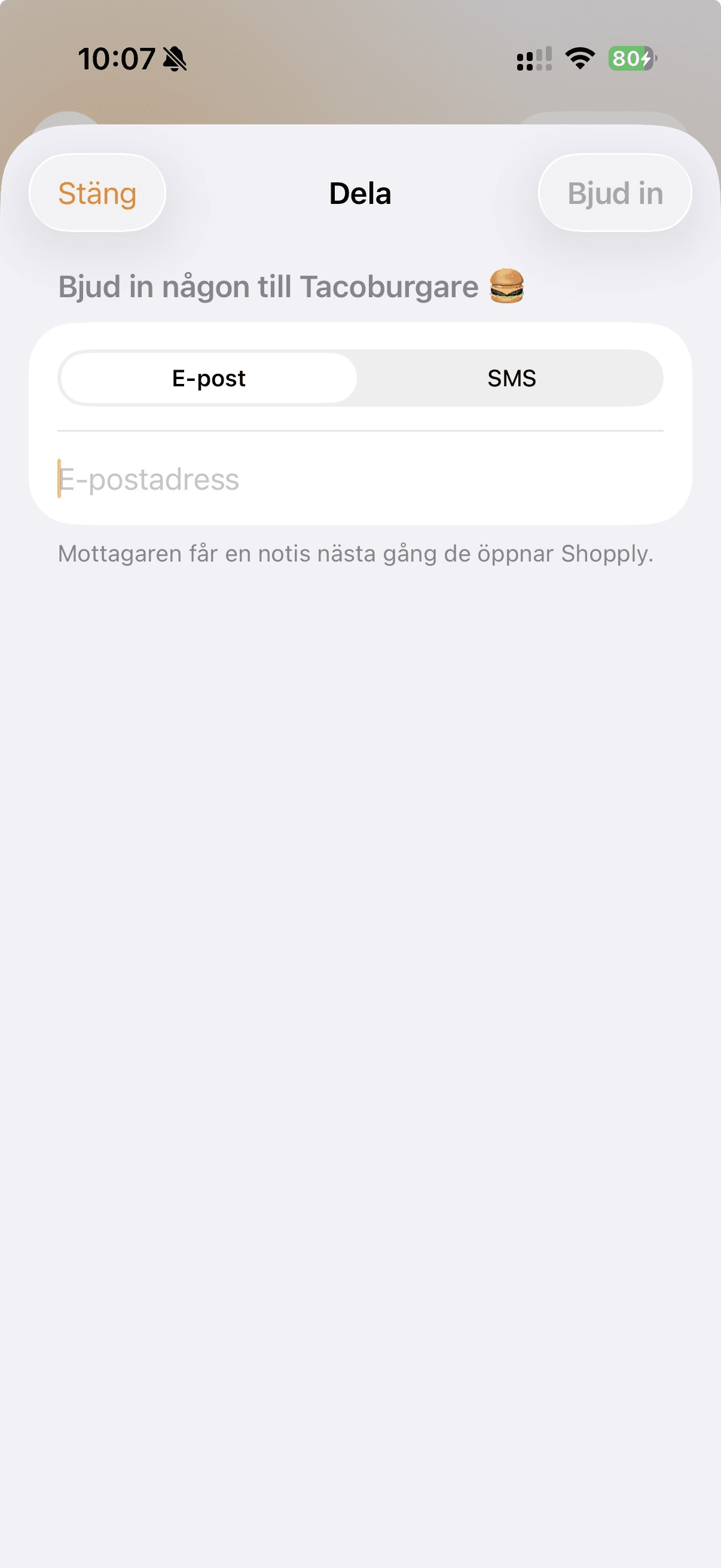 Bjud in familjen till en lista via e-post eller telefonnummer
